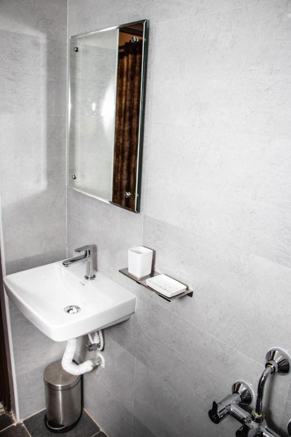 Hotel Mountview Comforts تيروباتي المظهر الخارجي الصورة